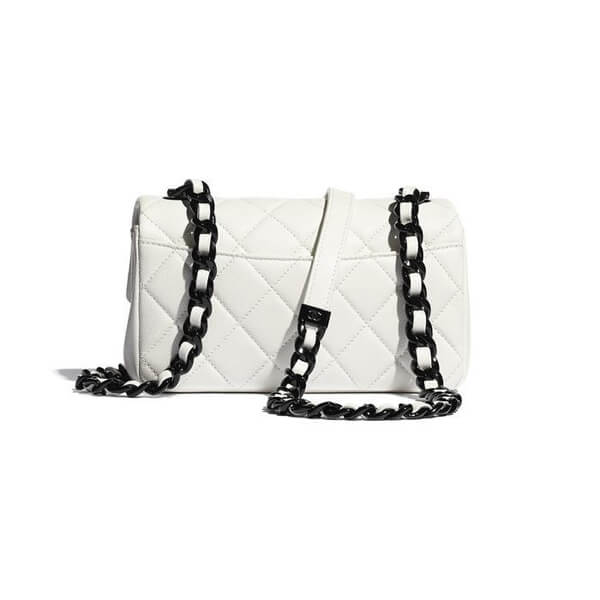 青いデニムにぴったりなシャネルのショルダーバッグ/レディース